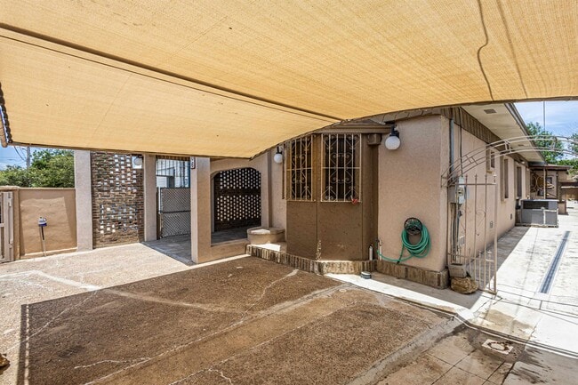 Building Photo - 2006 Piedra China St