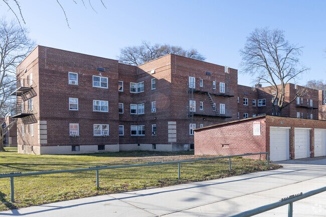 Building Photo - Bayside Manor Park Apartments