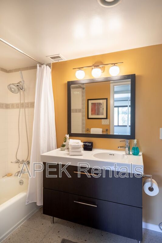 Building Photo - 2204 W Acacia Rd