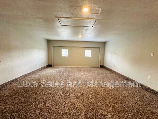 Building Photo - 11701 N Lee Ave