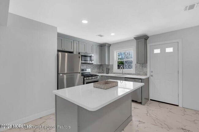 Building Photo - 1145 Roe Ave