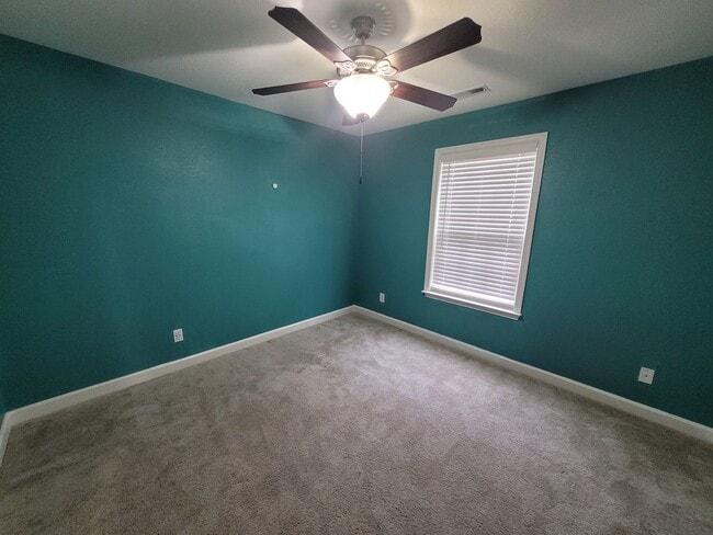 Building Photo - Beautiful 4 Bedroom, 2.5 Bath Home