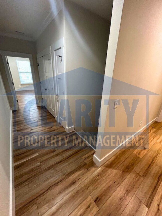 Building Photo - Three bedroom townhome w/ garage!