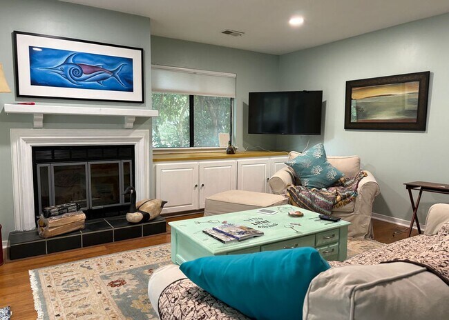 Building Photo - Available 8/1. Beautiful FURNISHED End-Unit Townhome in Central Mt Pleasant!