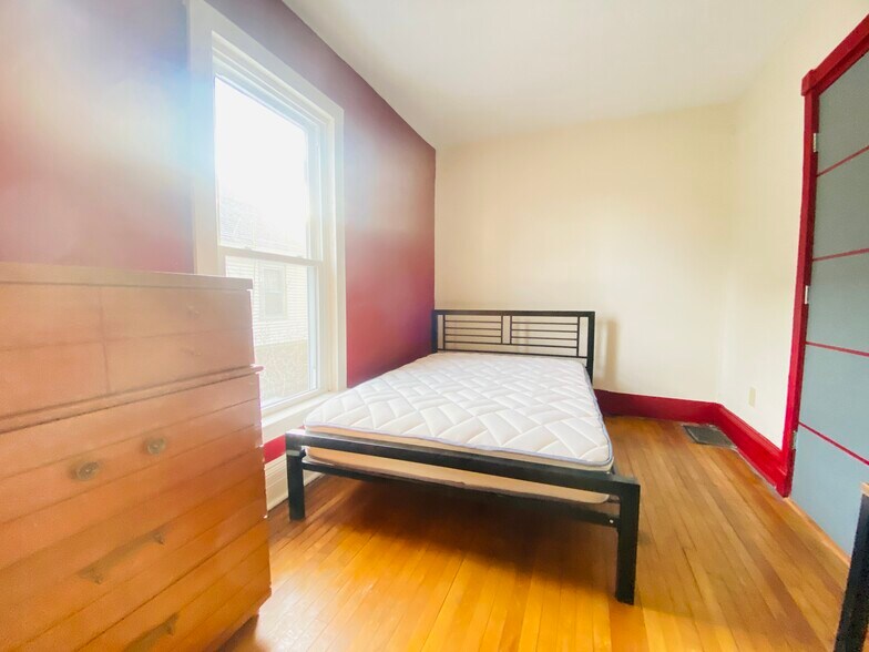 Building Photo - 1337 Madison St