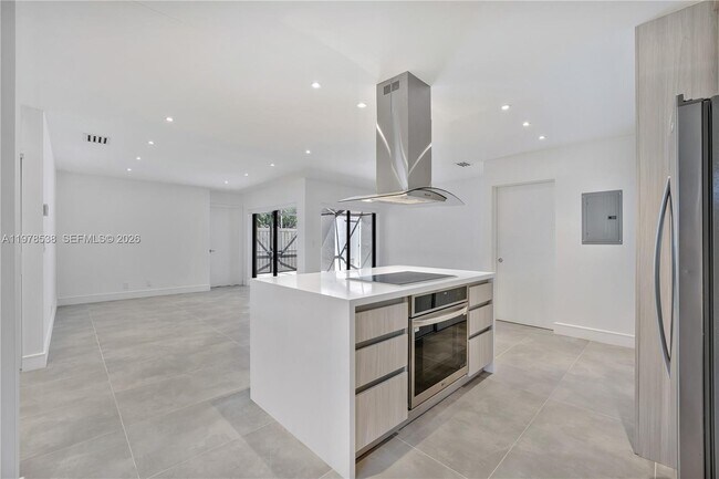 Building Photo - 2616 Carambola Cir N