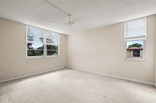 Building Photo - 250 Jacaranda Dr