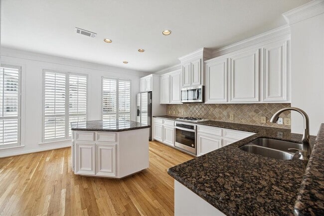 Primary Photo - 1812 Matthews St
