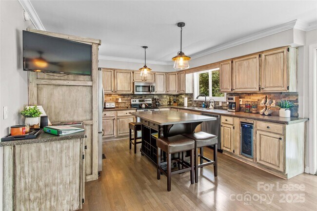 Building Photo - 9598 Riviera Dr