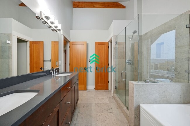 Building Photo - Stunning 2BR and 3BA single family with la...