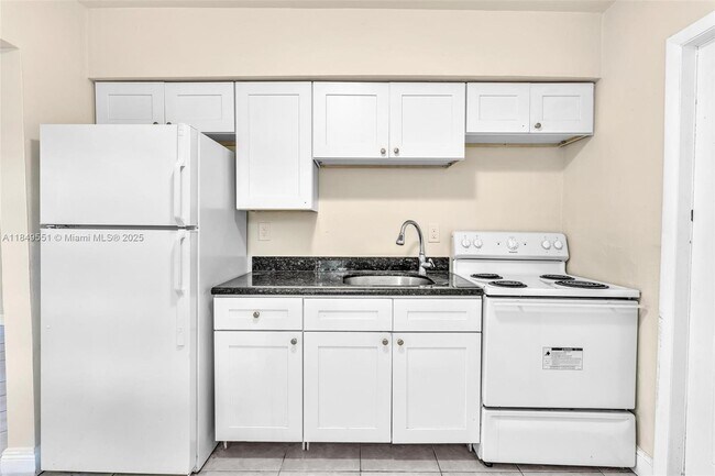 Building Photo - 2751 NW 14th Ct