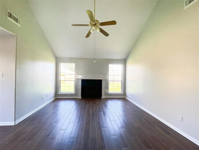 Building Photo - 6638 Chantalle Dr