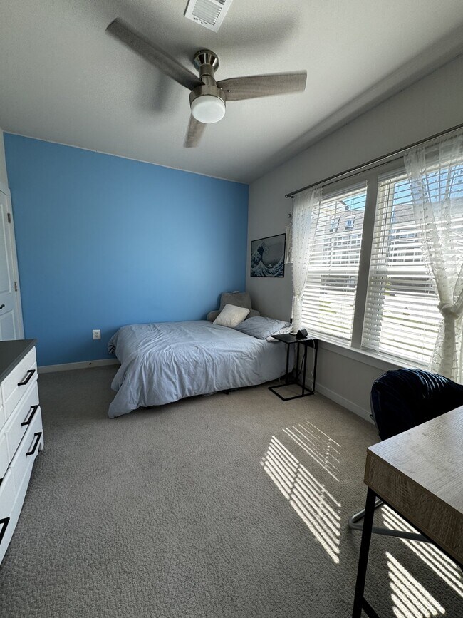 Building Photo - Luxurious 4-Bedroom Townhouse with 3.5 Bat...