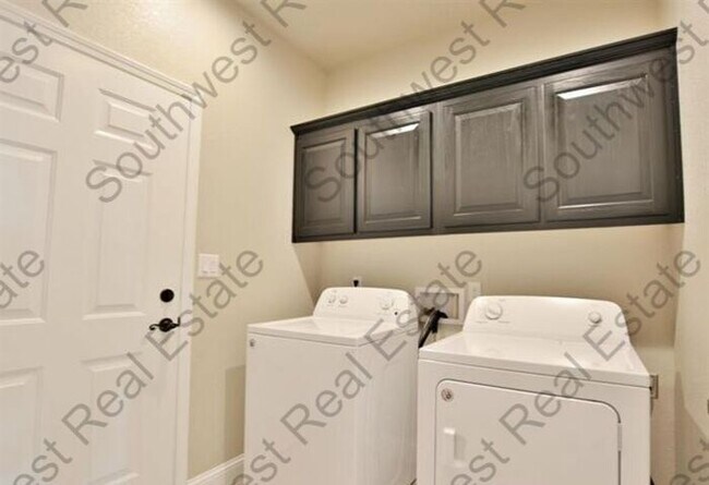 Building Photo - Spacious 3 bedroom, 2 bathroom home
