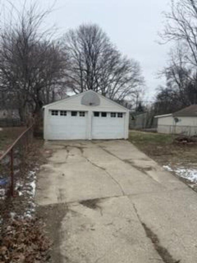 Building Photo - North Pontiac home Available Now!
