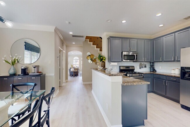 Building Photo - 6222 Skyline Dr