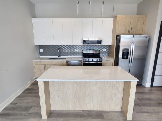 Building Photo - 2406 W Armitage Ave