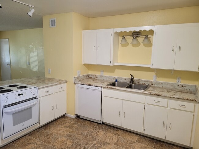 Building Photo - 1033 S 5th St