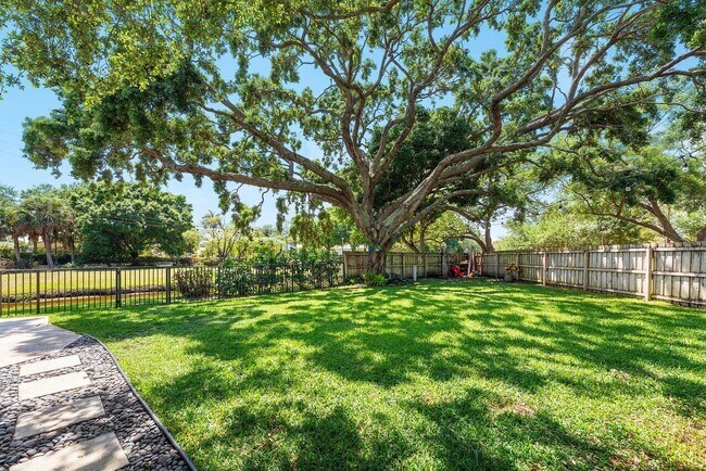 Building Photo - 1048 Raintree Dr