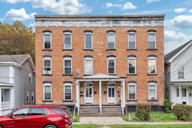 Building Photo - "Spacious 3-Bedroom Gem at 57 1/2 Saratoga...