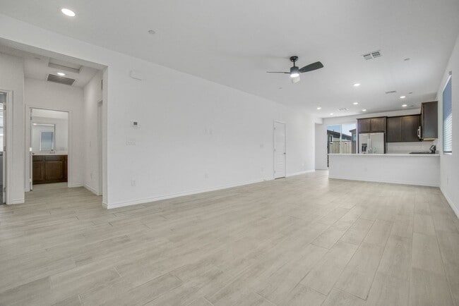 Building Photo - MULTI-GENERATIONAL New Build Home with En Suite In Skye Canyon!