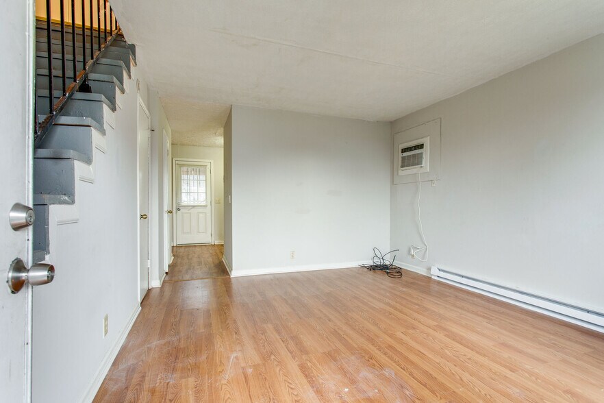 Building Photo - 2428 Woodale Ln