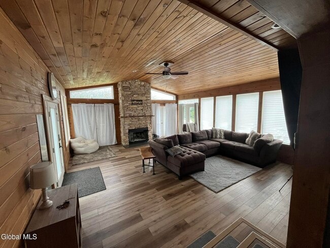 Building Photo - 656 Sacandaga Rd