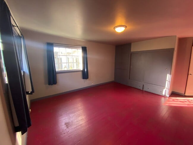 Building Photo - House with Charm, 2/1 with large garage and bonus room & bathroom