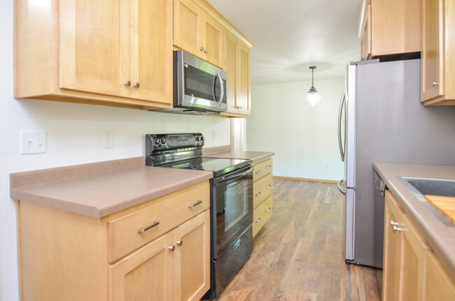 Building Photo - 825 Smits St