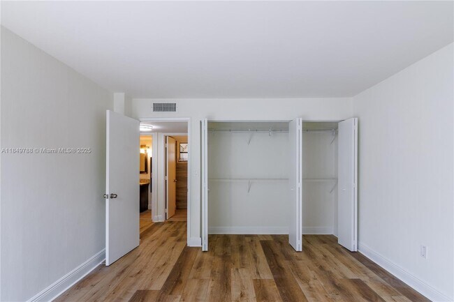 Building Photo - 8870 Fontainebleau Blvd