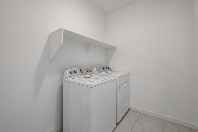 Building Photo - 4 Bedroom in Ambra Gated Community