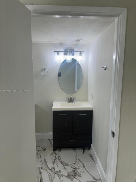 Building Photo - 1463 Lake Crystal Dr