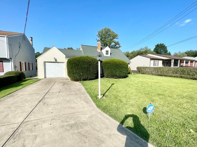 Building Photo - 613 Hickory Dr