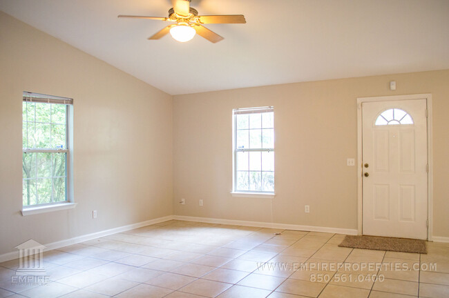 Building Photo - Spacious Central Townhome