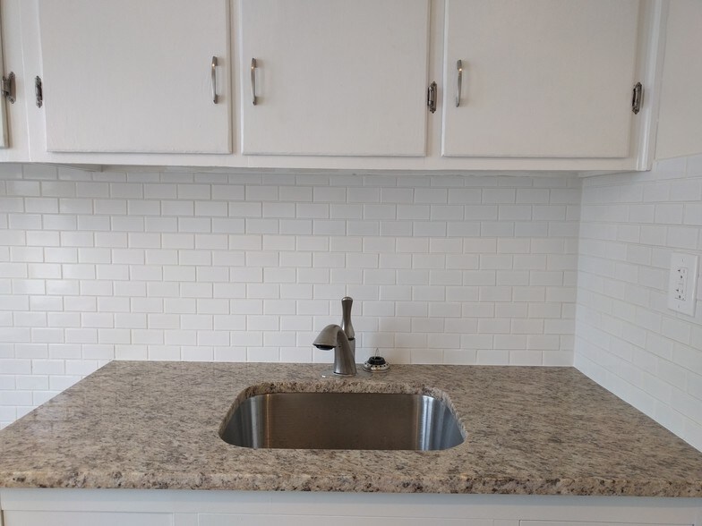 Kitchen w/granite counter tops - 510 W Walnut St