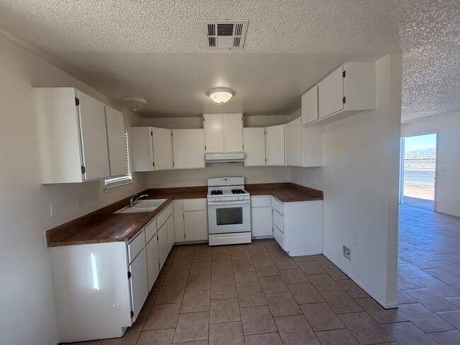 Building Photo - Hesperia Duplex-Spacious 2 Bedrooms, 1 Bat...