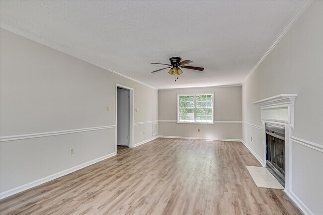 Building Photo - 3 bedroom, 2.5 bathroom home on a large co...