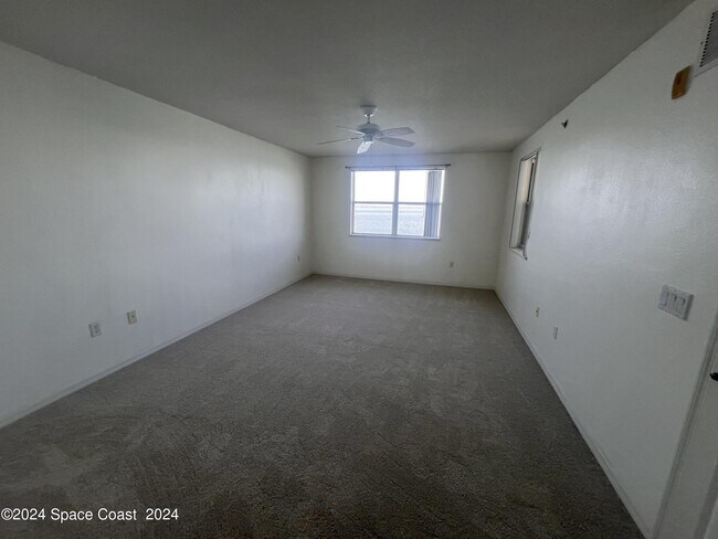 Building Photo - 7048 Sevilla Ct