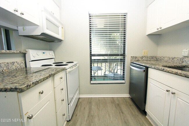 Building Photo - 10200 Belle Rive Blvd