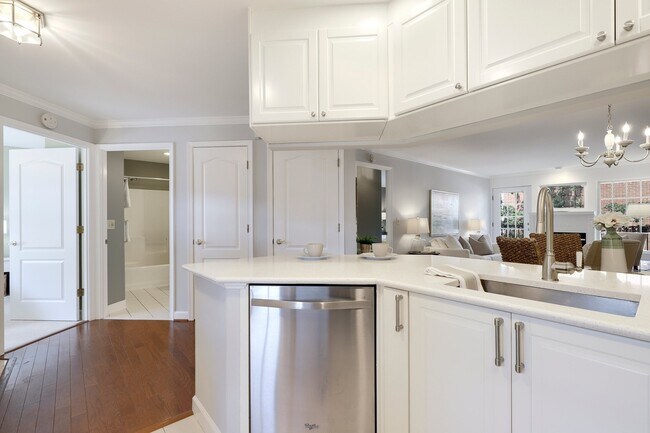 Building Photo - 6932 Fairfax Dr