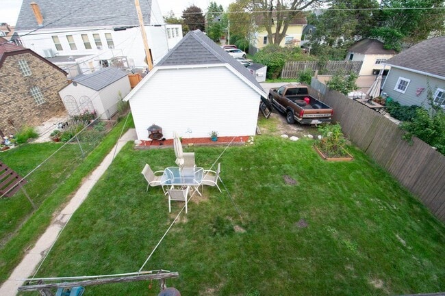 Building Photo - 1909 Thurston Ave