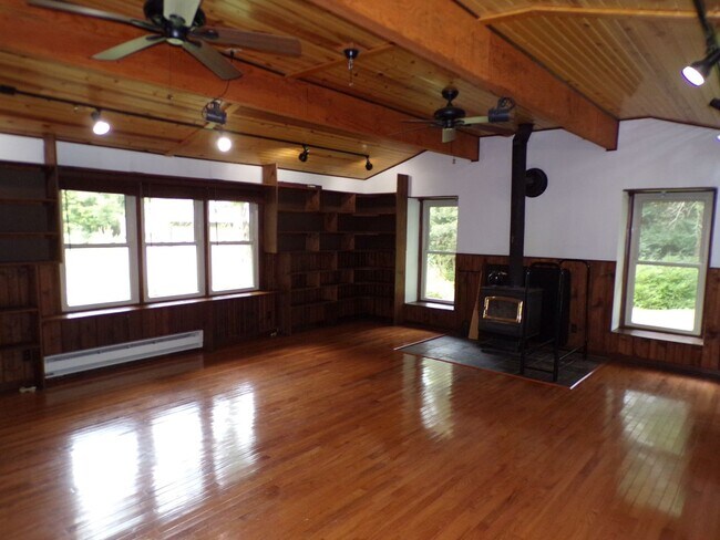 Building Photo - Unique 2 Bed 2.5 Bath Country Home!