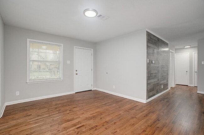 Building Photo - $1,000 Move In Special – First Month with 18 Month Lease