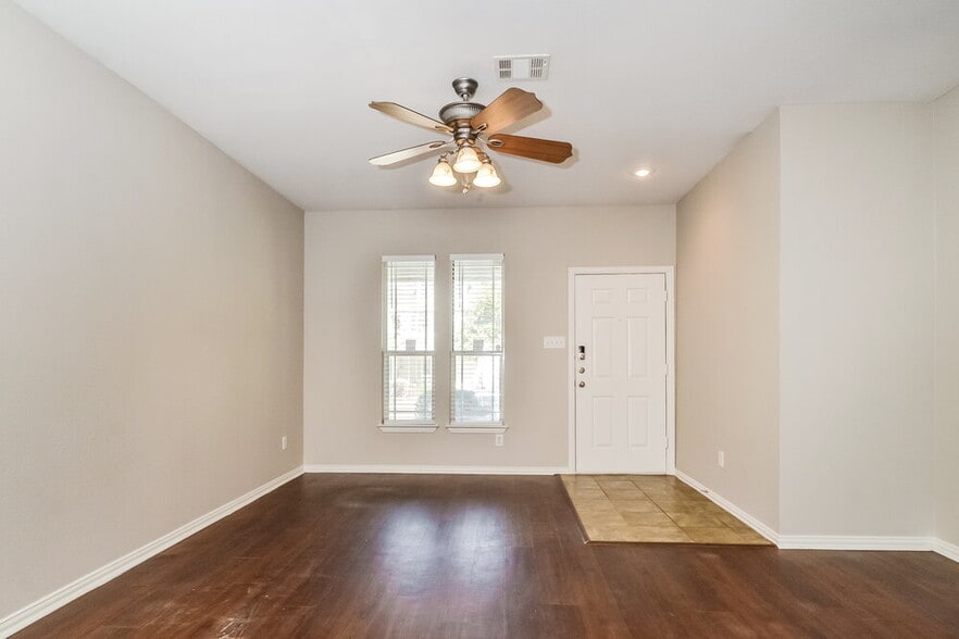 Building Photo - 1116 Oakcrest Dr