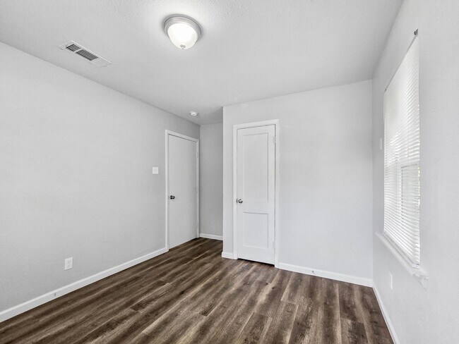 Building Photo - 3 BR/1BA | Updated Single Family Home | 1-Car Covered Parking | Gated backyard !