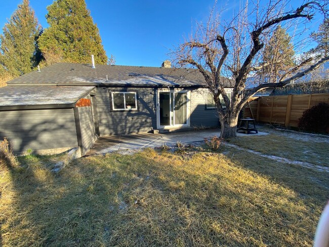 Building Photo - Single level charmer in SE Bend!