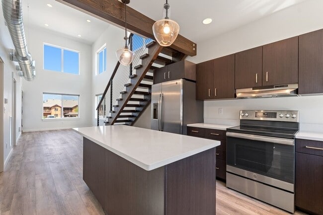 Building Photo - 2 bedroom, 2 bath townhome, close to downtown Whitefish!