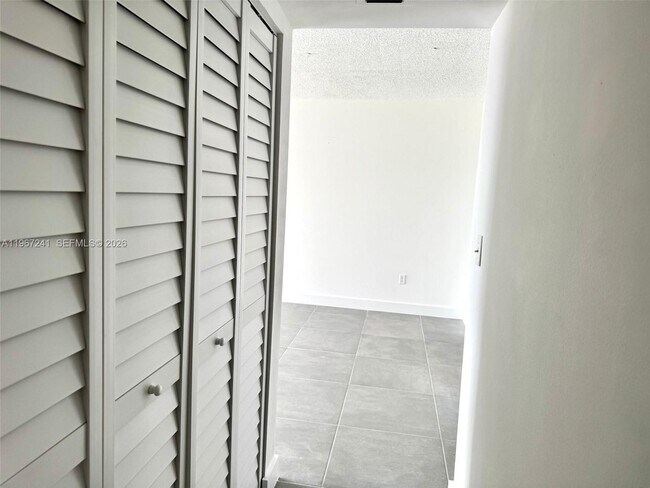 Building Photo - 7980 N French Dr