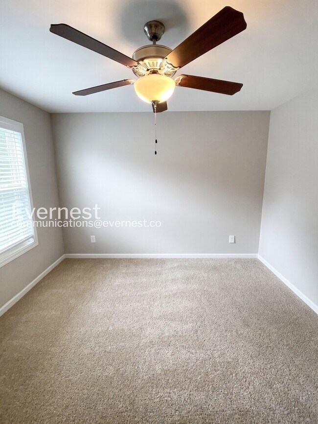 Building Photo - Charming Modern Home / 5 beds 3.5 baths / Garage attached / Fenced-Yard / Available now!