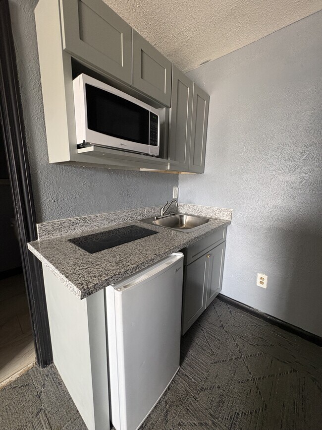 Building Photo - 711 Pasadena Fwy